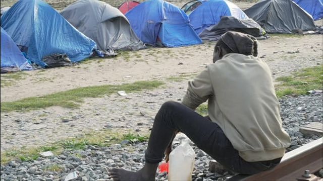 法国当局2016年7月曾经清理过加莱市一个营地，当地组织估计这个营地一度有约7000人居住。