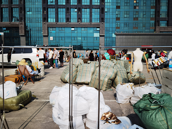 北京燕郊市场闭市52天，商户几十万服装1件没卖，蹲地上痛哭（组图） - 4