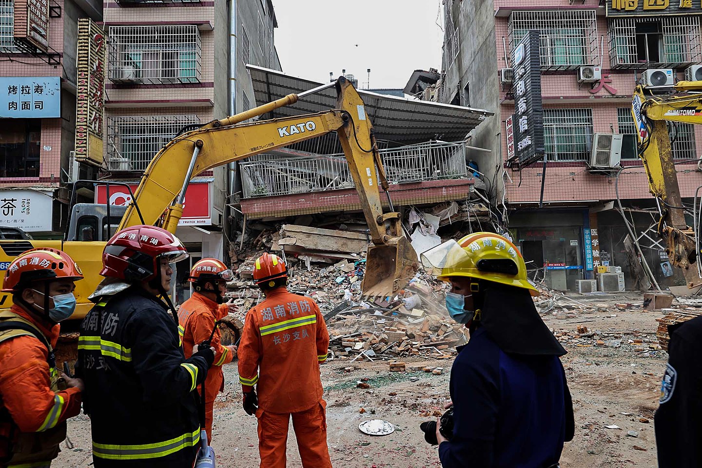 2022年4月29日，湖南长沙，救援人员于自建房的倒塌现场工作。