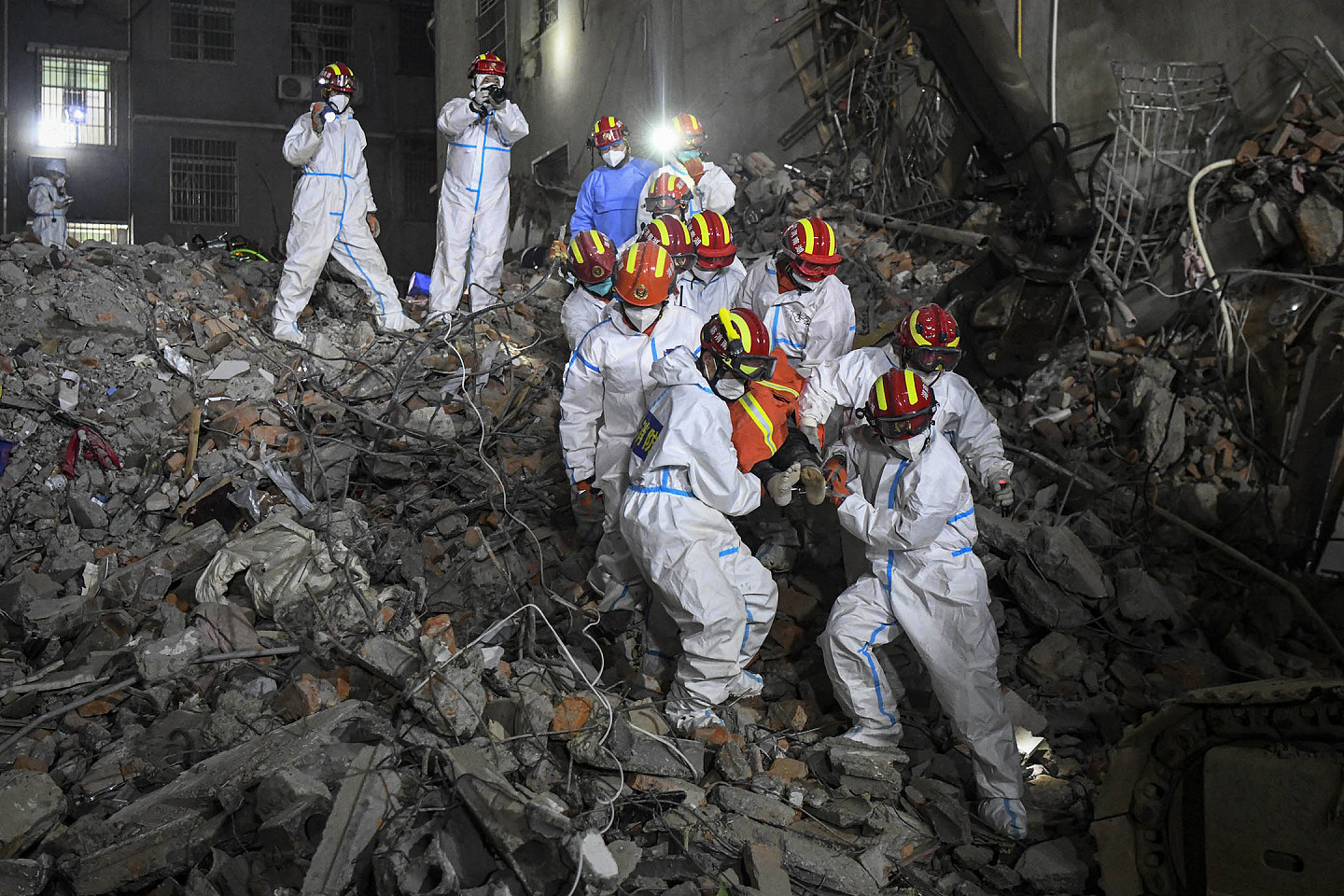 2022年5月4日，湖南长沙 ，救援人员于自建房倒塌现场运送一名幸存者。
