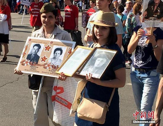 俄罗斯民众参加「不朽军团」游行。 图: 翻摄自中新网