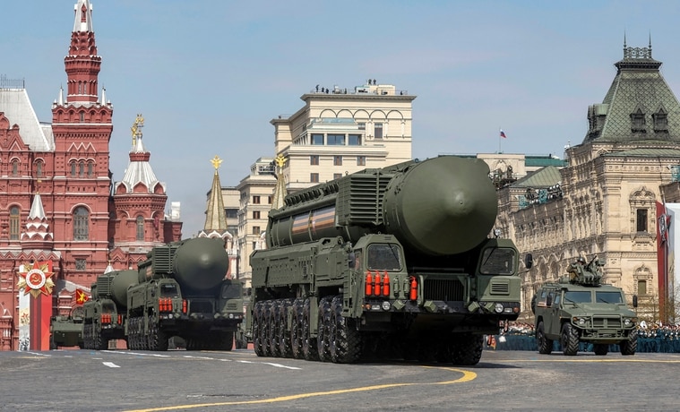 俄罗斯军事车辆7日搭载亚尔斯（Yars）洲际弹道飞弹在莫斯科红场进行阅兵式彩排。 路透