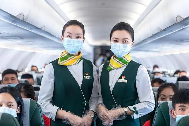 “裸吻、升杯”中国空姐执勤时在洗手间发不雅照被开除，法院这样判（组图） - 6