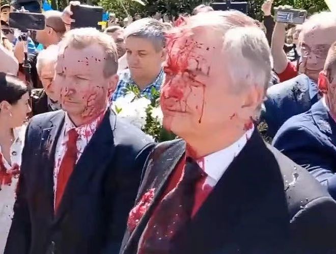 奇耻大辱！俄罗斯大使华沙被泼红漆 争论：普通反俄还是宣战？（视频/组图） - 1