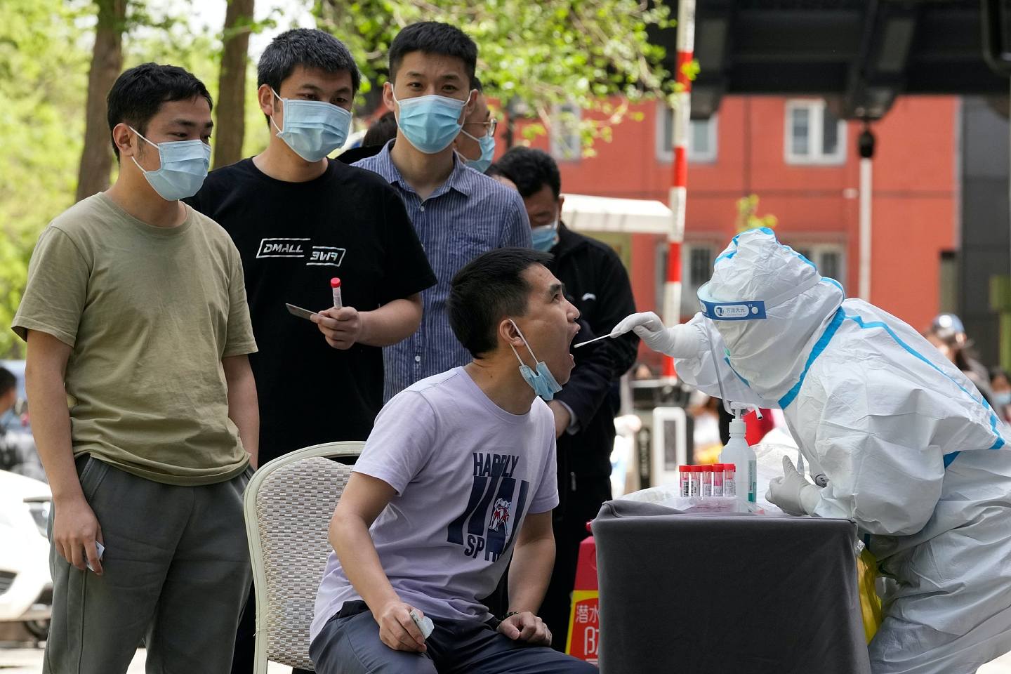 4月26日，北京市民接受核酸检测。 （美联社）