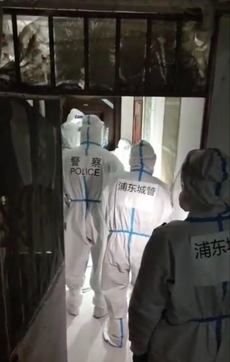 上海浦东执行防疫的「扫楼扫街敲门」行动，正在强行破坏住户大门。 （网路截图）