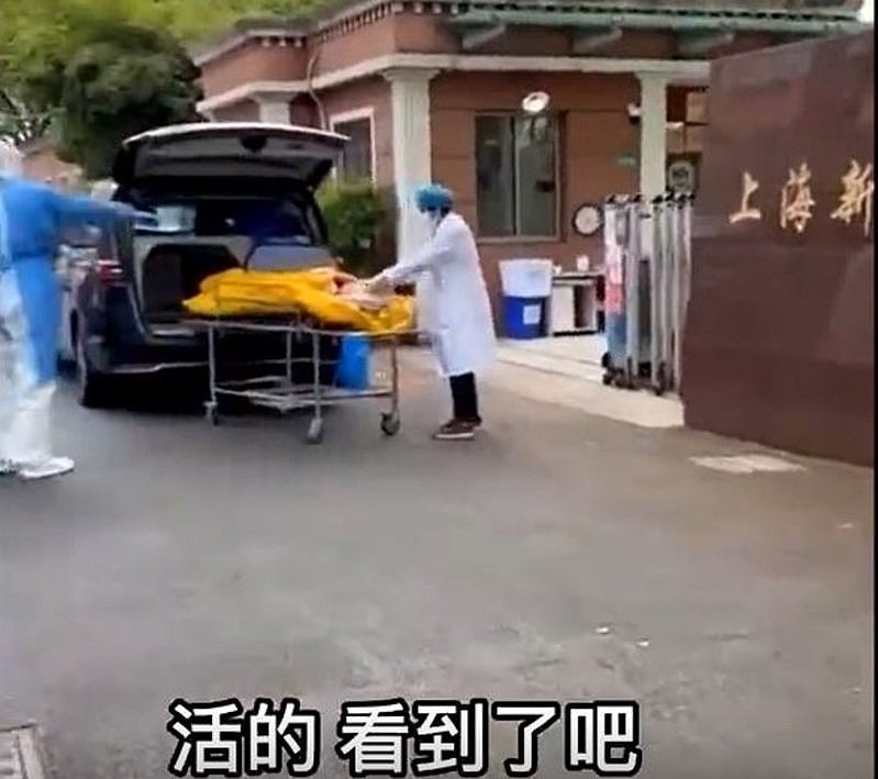 上海一家养老院将还有气息的老人装进尸袋里，要求殡仪馆载走火化，结果被殡仪馆人员发现老人仍有生命迹象。 （取材自微信）