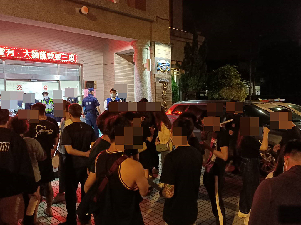 大批民众加入股票代操社团，嫌犯避而不见后才惊觉自己受骗，8日晚间挤在分局门口报案。 （图／警方提供）