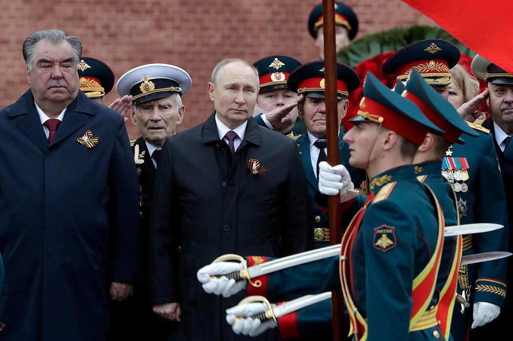 普京总统与老兵一起观看2021年的胜利日游行。