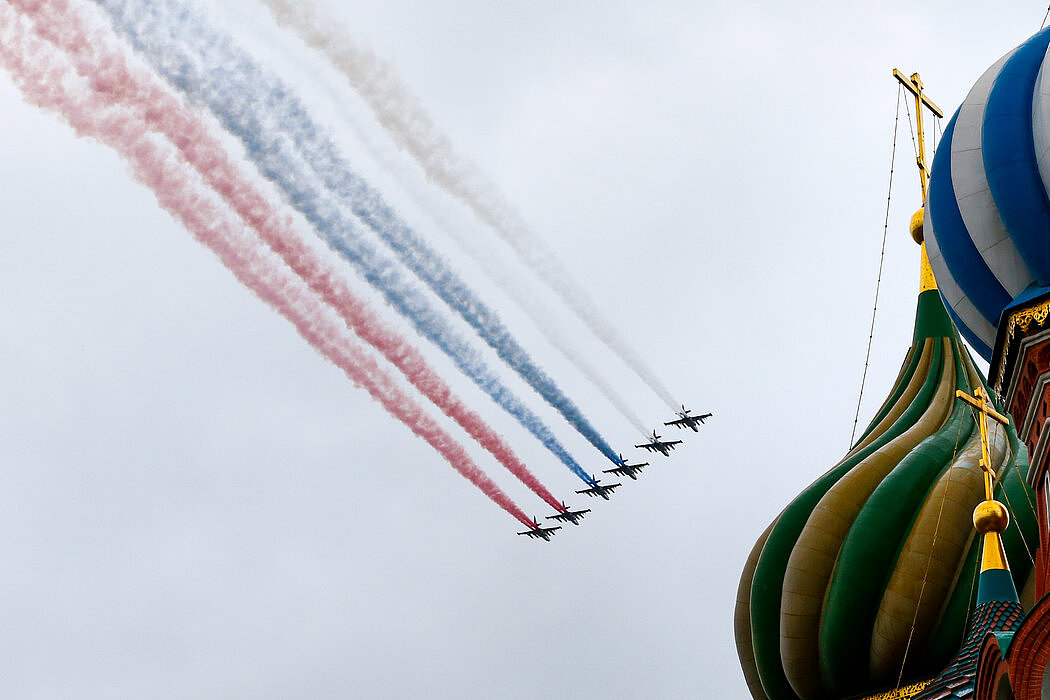 在去年的俄罗斯胜利日庆祝活动中，俄罗斯战机从莫斯科红场上空飞过。