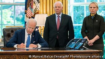 USA Präsident Biden unterschreibt Gesetz über Militärlieferungen an die Ukraine