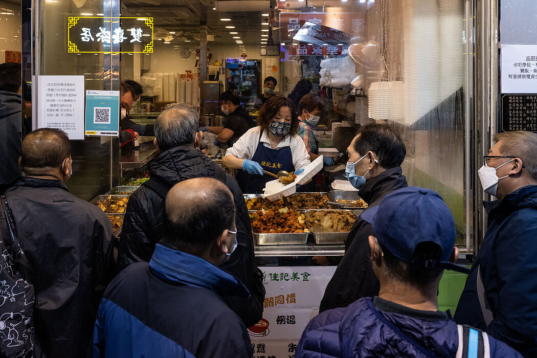2月，香港深水埗区一家两餸饭餐厅外的队伍。