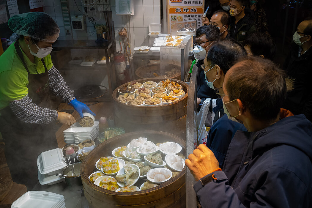 在香港，外卖一直是一个很受欢迎的选择。在这个城市，很多人不做饭，因为食品杂货价格昂贵，小公寓可能没有厨房。