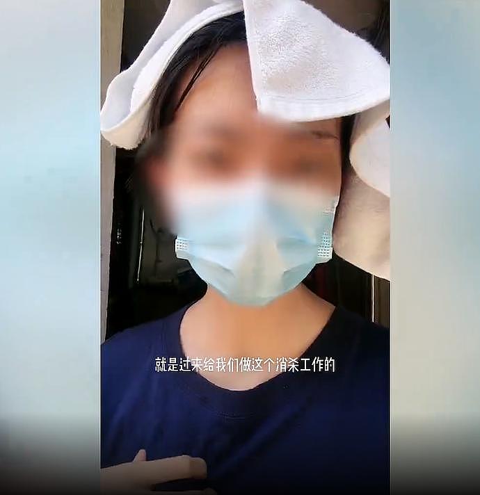 上海女子出方舱13天后在家洗澡，防疫人员敲门消杀将其赶出家，在门外顶湿发等待1小时（视频/组图） - 2