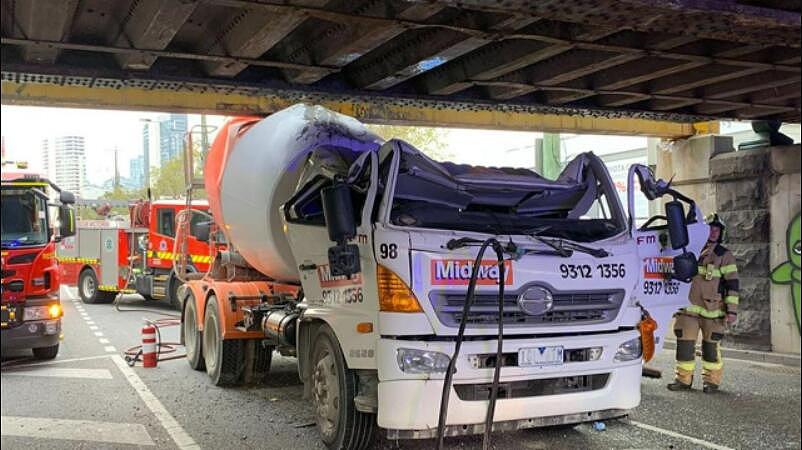 澳内城区发生撞桥事故，1人送医，道路关闭（组图） - 3