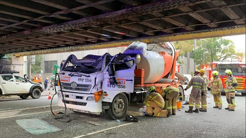 澳内城区发生撞桥事故，1人送医，道路关闭（组图） - 4