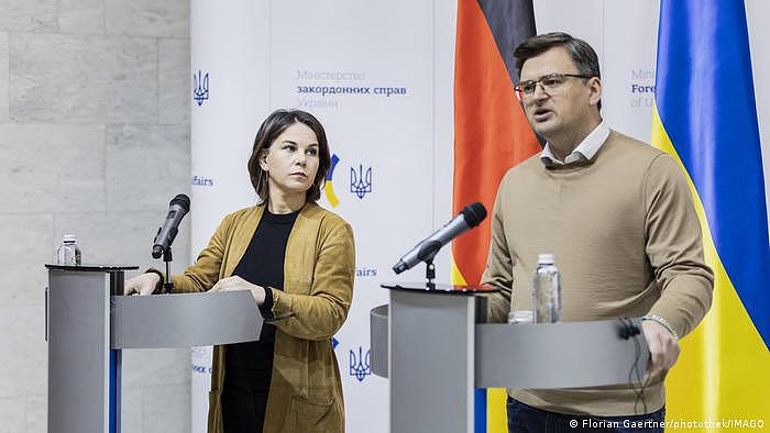 Ukraine | Annalena Baerbock und Dmytro Kuleba in Kiew