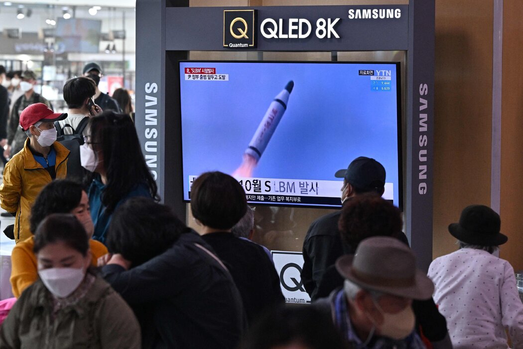 上周六，首尔一个火车站的电视屏幕正在播报新闻：朝鲜又进行了一次武器试验，这次是从潜艇上发生了一枚弹道导弹。