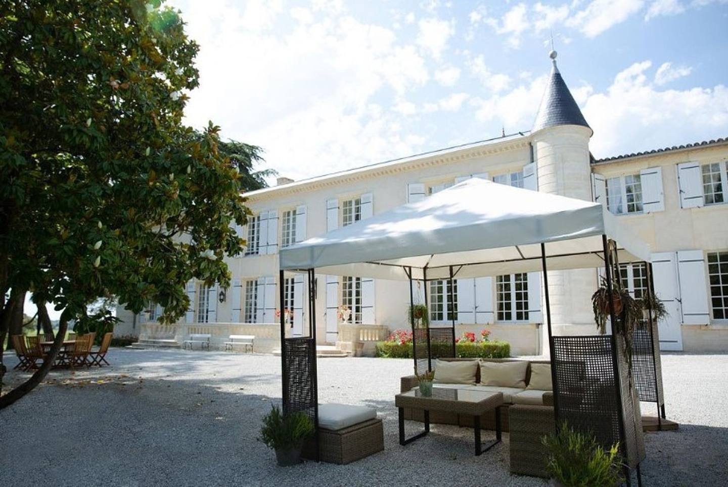 黃明政去年8月接替黃有龍成為永好國際實業董事，該公司為法國酒莊Château Senailhac股東之一。（Instagram: chateau_senailhac）