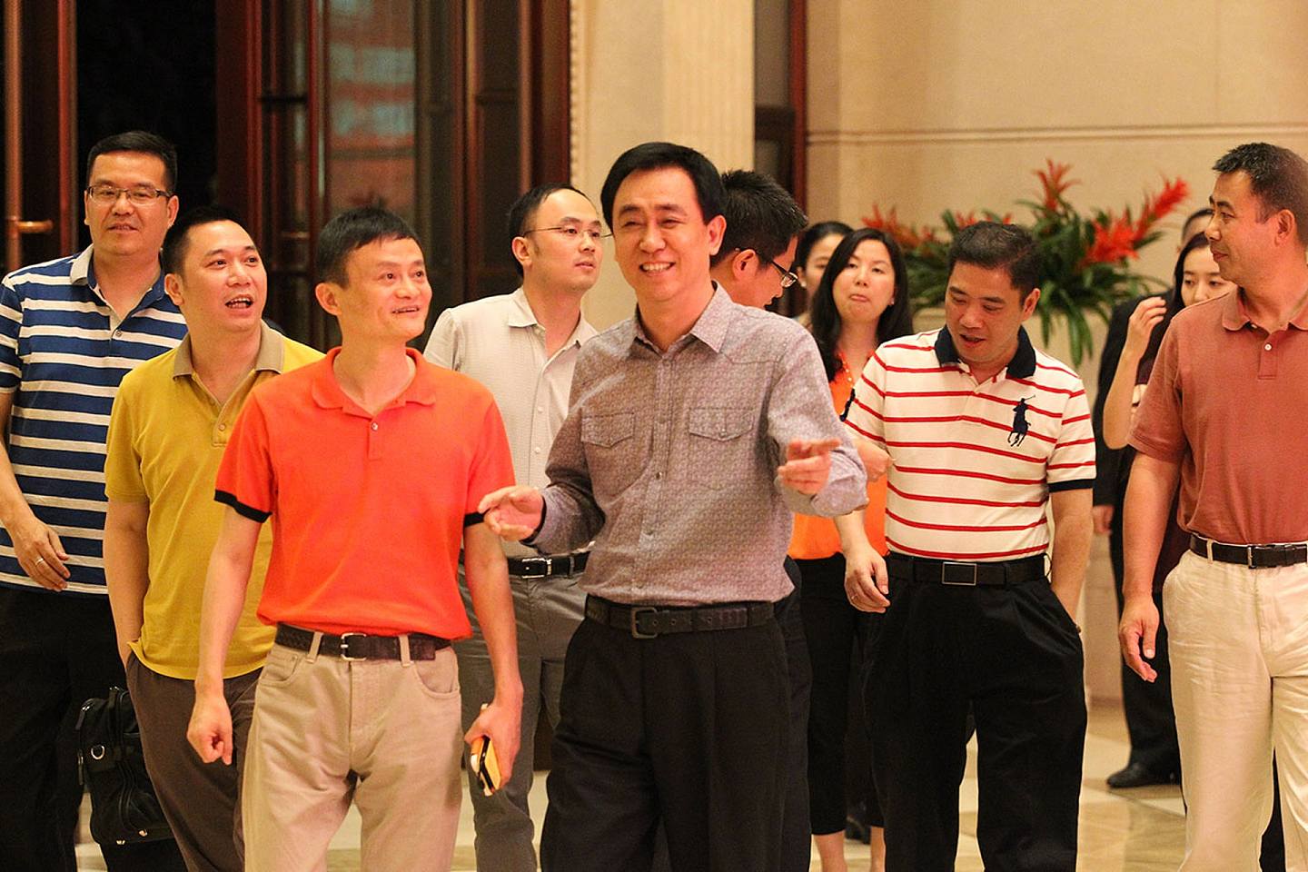 趙薇丈夫黃有龍（左二）與阿里巴巴的馬雲（前排左）及中國恒大的許家印（前排右）關係密切，2014年6月陪同馬雲到廣州恒大中心。（資料圖片）