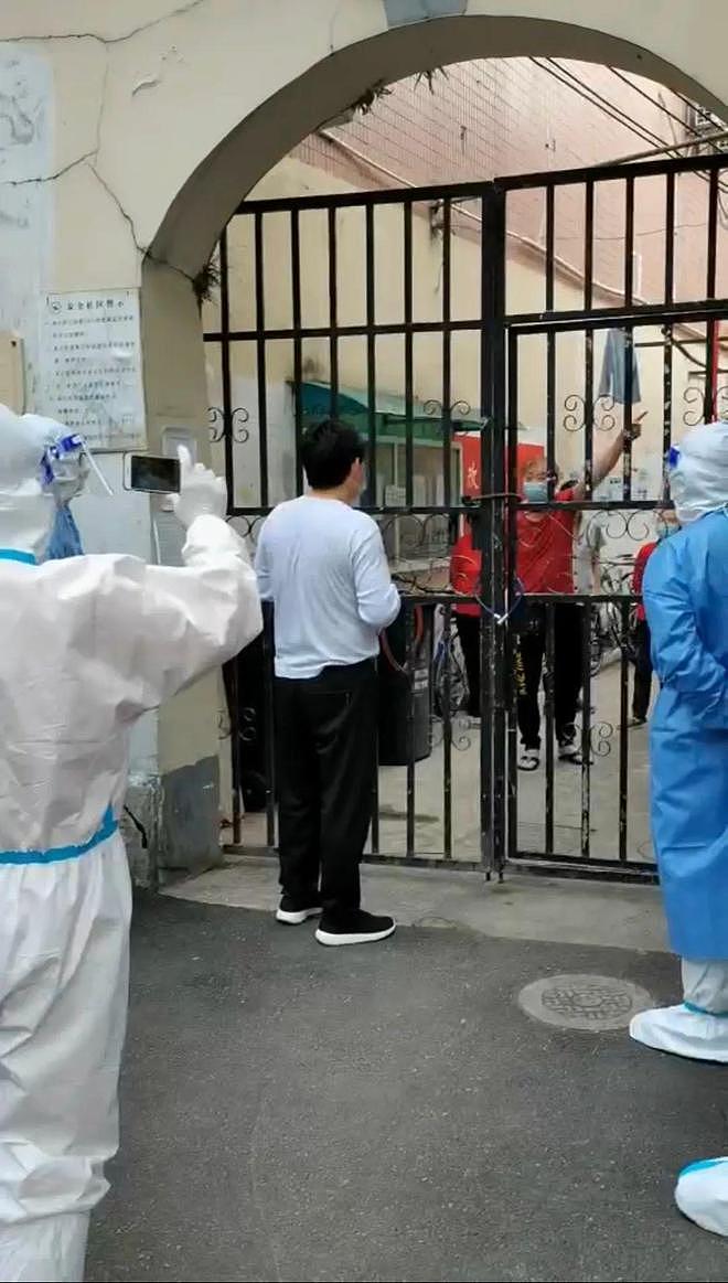 露宿18天，康复的上海保供司机被拦在门外：二三十个居民，拼命喊着不让进（组图） - 4