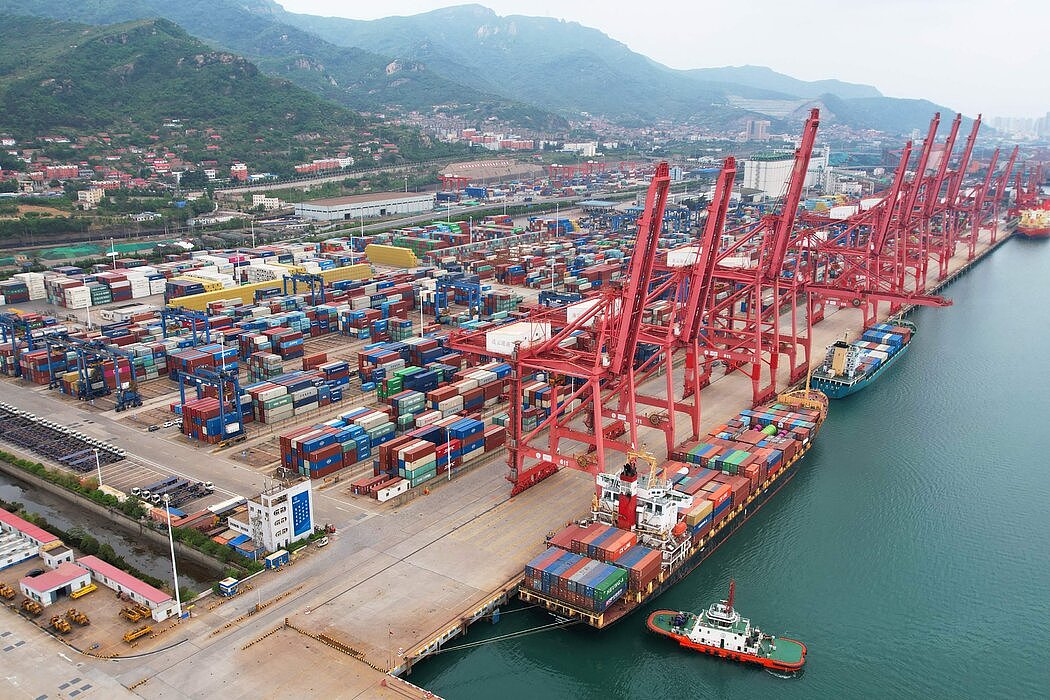 周一，中国连云港一个港口的集装箱。中国的制造业停工和更广泛的物流混乱导致价格上涨。