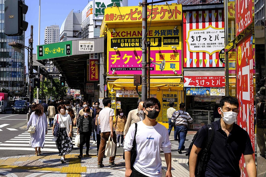 日本已经开始依靠大笔支出来刺激经济。价格上涨已经吓坏了习惯了几十年来的稳定物价的日本消费者。
