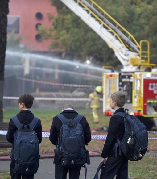 “火焰有10层楼高！”墨尔本学校突发大火，60名消防员出动（视频） - 1