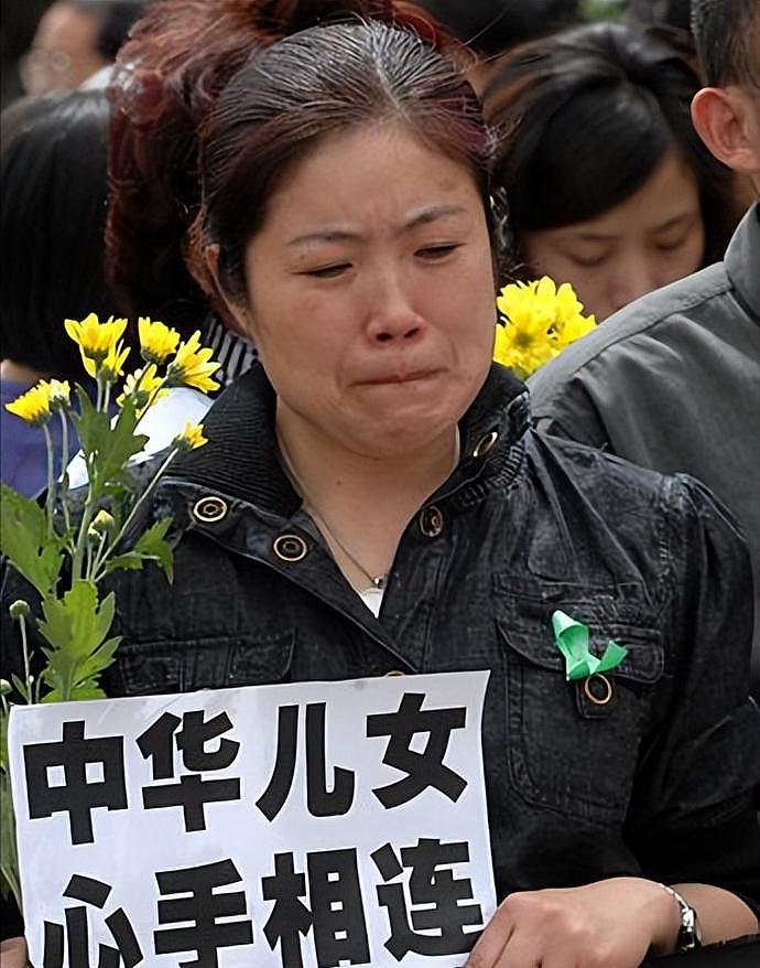 14年前汶川地震，全球华人这十大画面泪目：再痛我们都一起扛（组图） - 7