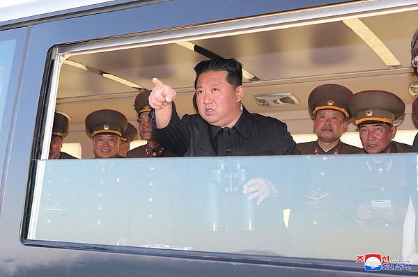 ▲▼北韩官媒4月16日发布国家最高领导人金正恩视察导弹试射的照片。 （图／路透）