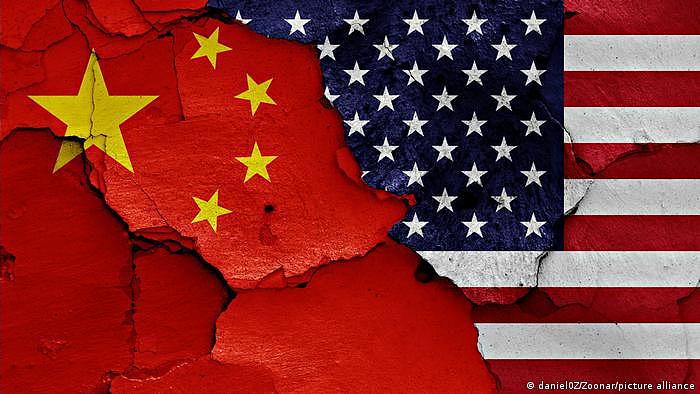 Handelskrieg | Fahnen von USA und China | Symbolbild