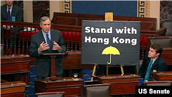 在参议院全院即将无异议通过《香港人权与民主法案》之际，俄勒冈州民主党联邦参议员默克利(Jeff Merkley)在院会发表演说。（2019年11月19日）