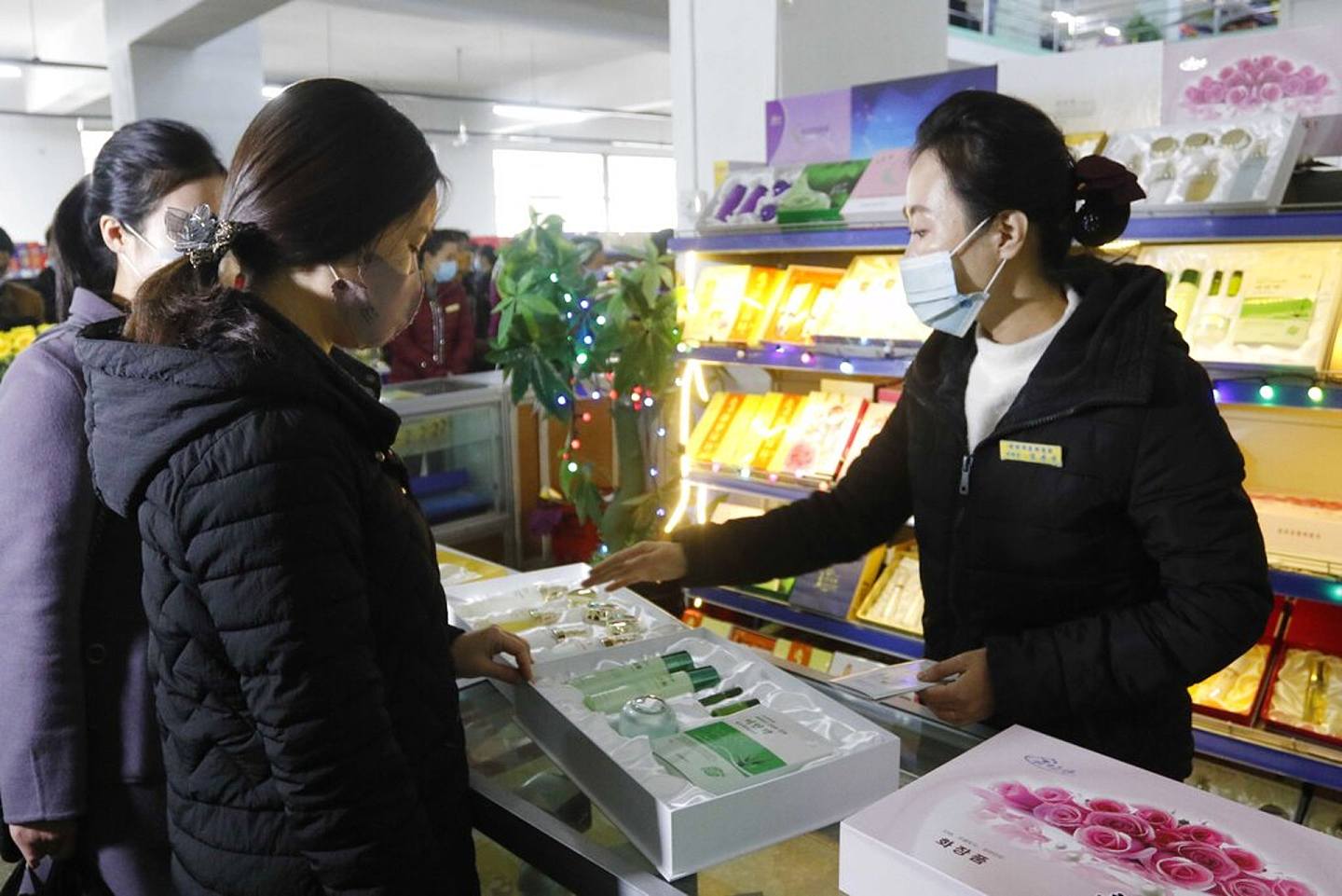 朝鲜新冠肺炎疫情：图为平壤的女子在该国11月16日母亲节当天往百货公司购物。 （AP）
