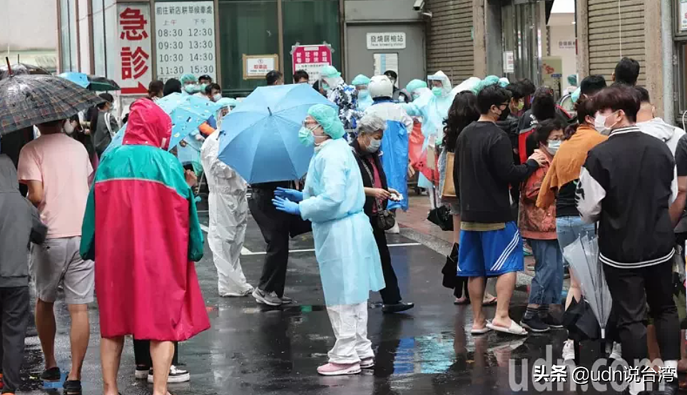 医院急诊室外“筛”爆！大雨中民众撑着伞穿着雨衣苦排等PCR