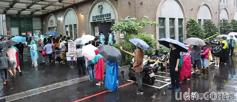 医院急诊室外“筛”爆！大雨中民众撑着伞穿着雨衣苦排等PCR