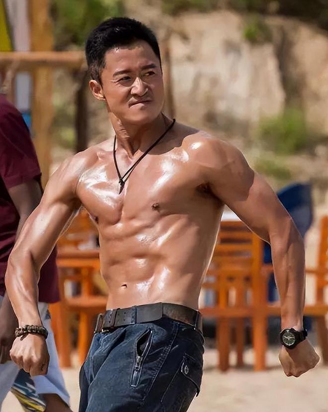 中国男星拍戏穿硅胶肌肉衣，遭外国网友嘲笑，网友：太丢人了（组图） - 16