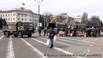 Ukraine-Krieg Cherson | Russische Soldaten verteilen Hilfsgüter 