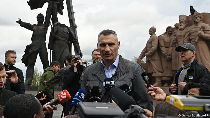 Ukraine Krieg l Demontage des Monuments der Brüderlichkeit in Kiew | Vitali Klitschko
