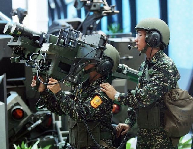 台军士兵展示美国制造的双挂式毒刺导弹系统（2005年8月11日，台北航空航天与国防科技展资料照片）