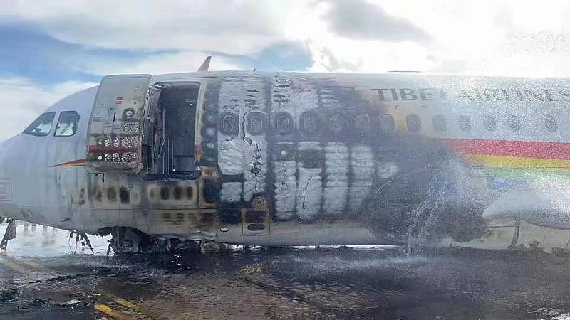 重庆江北机场的西藏航空班机发生事故，班机左侧烧毁，多人跳机逃生。 （取材自澎湃新闻）