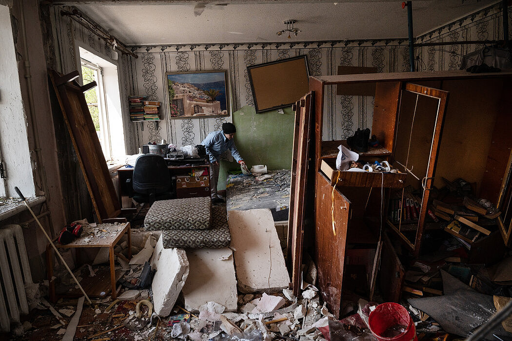 乌克兰顿巴斯地区克拉马托尔斯克市上周早晨遭到俄军炮火袭击后，28岁的奥尔加·波达斯特收拾家中残留的东西。