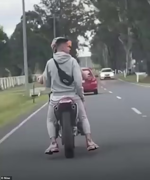 惊险一幕！澳男骑摩托撞上铁丝网，车上两人摔翻在地（视频/组图） - 2