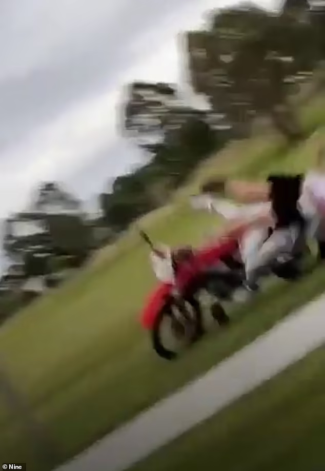 惊险一幕！澳男骑摩托撞上铁丝网，车上两人摔翻在地（视频/组图） - 3