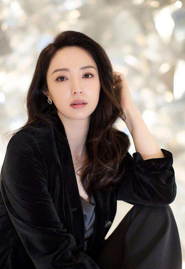 董璇女儿出演电视剧，因见不到爸爸痛哭，与妈妈绯闻男友有对手戏