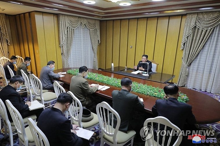 今日金正恩前往北韩防疫司令部听取报告。 翻自《韩联社》