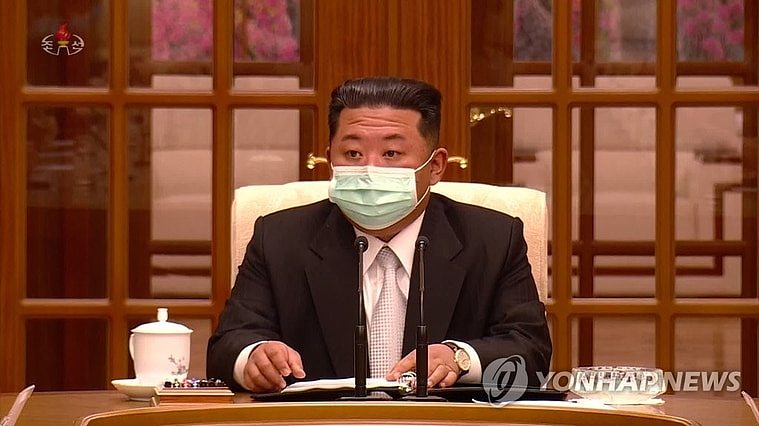 北韩首次承认国内有确诊病例，金正恩也终于戴上口罩示人。 翻自《韩联社》