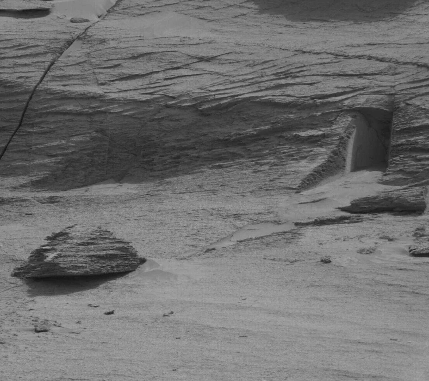 ▲▼火星出现状似入口地门的地形。 （图／翻摄NASA）