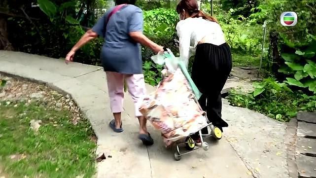 TVB女主持采访“恐怖老鼠屋”时惨遭袭击，被70岁老妇殴打，画面曝光（组图） - 4