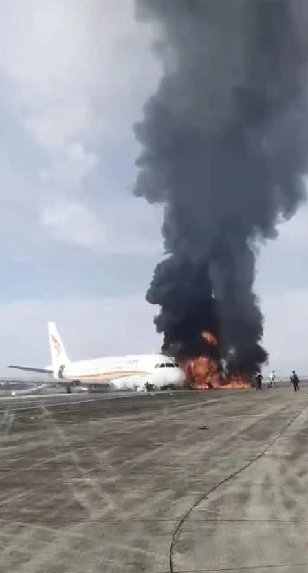 中国西藏航空公司的一架飞机于重庆江北国际机场起飞时，偏出跑道起火。 图：翻摄自南都即时
