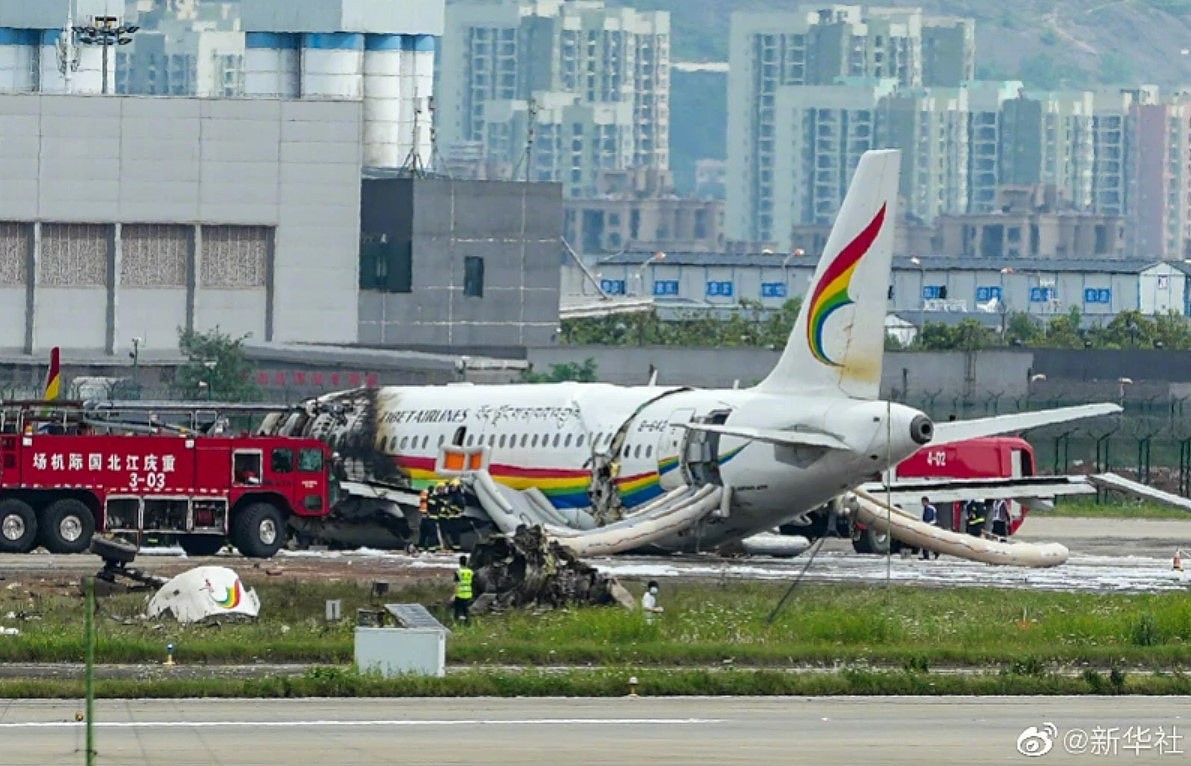 中国民航西南地区管理局、重庆监管局已启动应急预案，前往西藏航空冲出跑道现场开展调查。 图：翻摄自南都即时